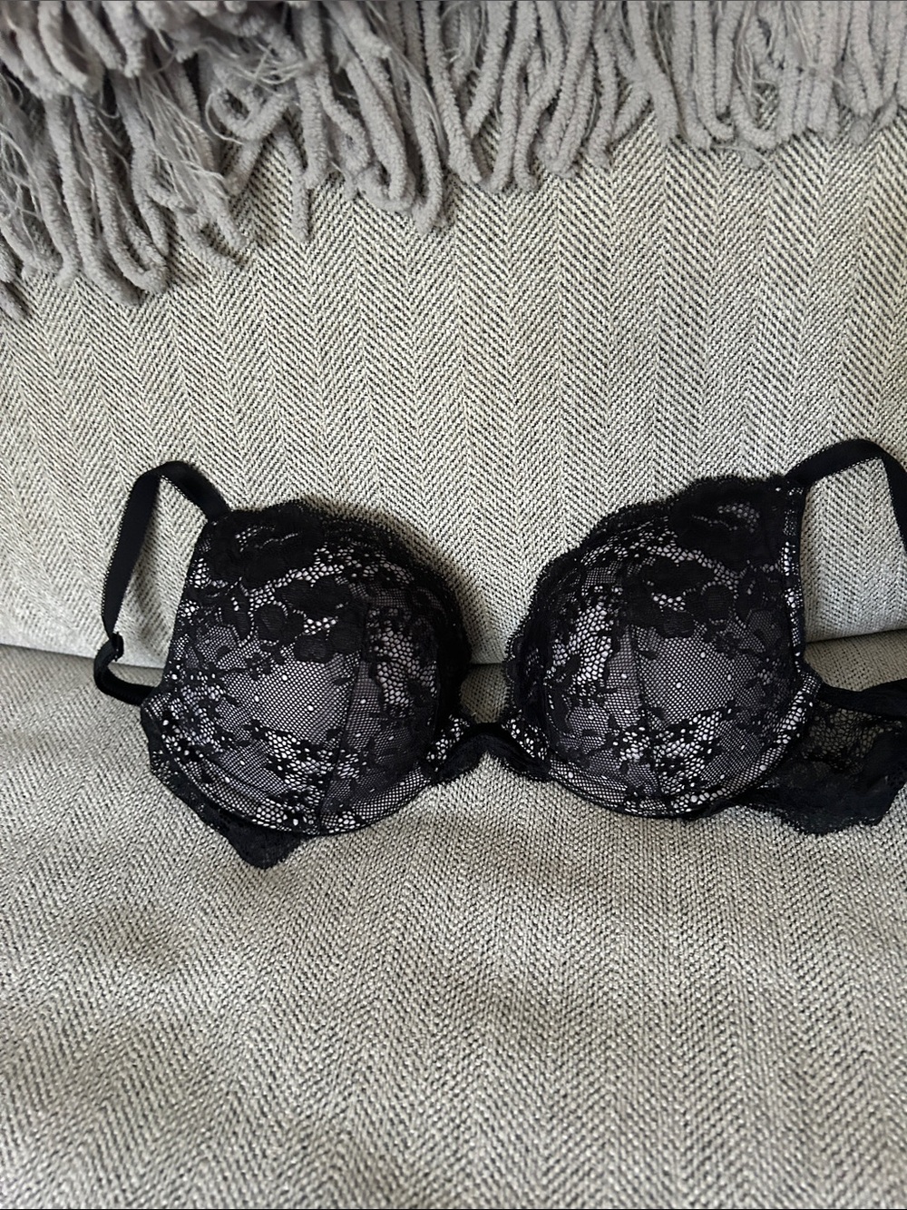 Victoria's Secret Black Lace Underwire Pushup Bra - Picture 2 of 6